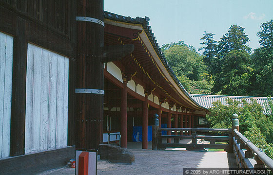 NARA - Todai-ji _ il corridoio coperto che circonda l'area del tempio fino alla grande sala