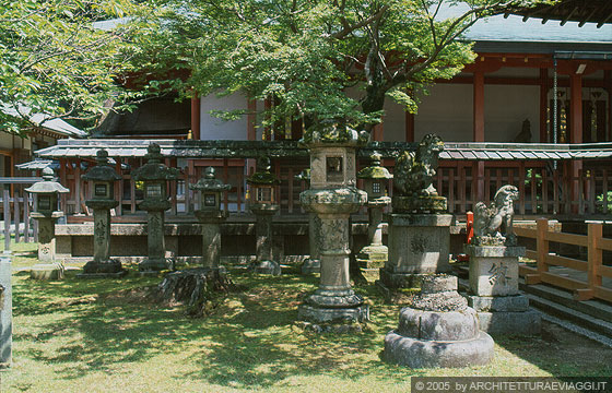 NARA - Tamukeyama Hachimangu Shrine: lanterne in pietra votive