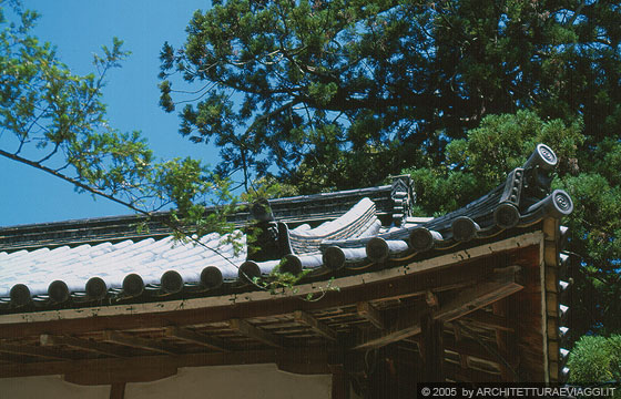 NARA - Tamukeyama Hachimangu Shrine: particolare della copertura con le caratteristiche tegole