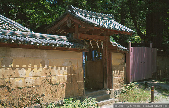 NARA - Nara-koen - adiacente al Tamukeyama Hachimangu Shrine: particolare di un muro in argilla e dell'ingresso a un piccolo cimitero
