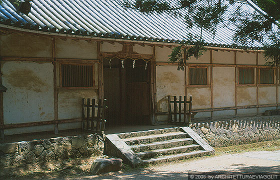 NARA - Nara-koen - edifici nei pressi del Tamukeyama Hachimangu Shrine