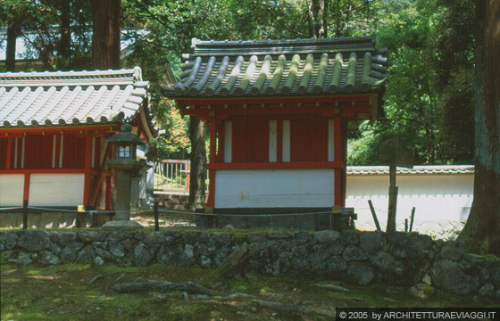 NARA - Nara-koen: piccoli santuari shintoisti. Shinto e buddhismo