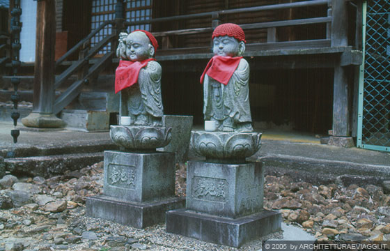 NARA - Statue di Jizo con pettorina rossa