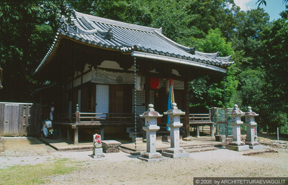 NARA - Un piccolo tempio buddhista alle spalle della Nigatsu-do hall