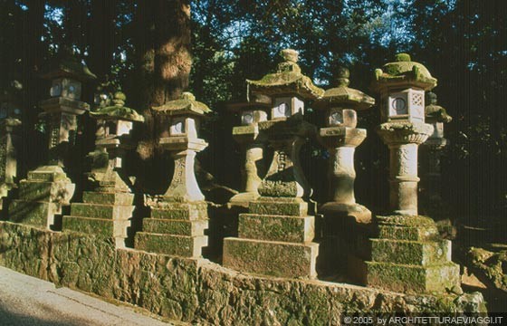 NARA - Kasuga Taisha - le lanterne in pietra dei percorsi di accesso al santuario