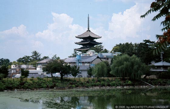 NARA - Vista della pagoda a cinque piani del Kofuku-ji riflessa in un laghetto