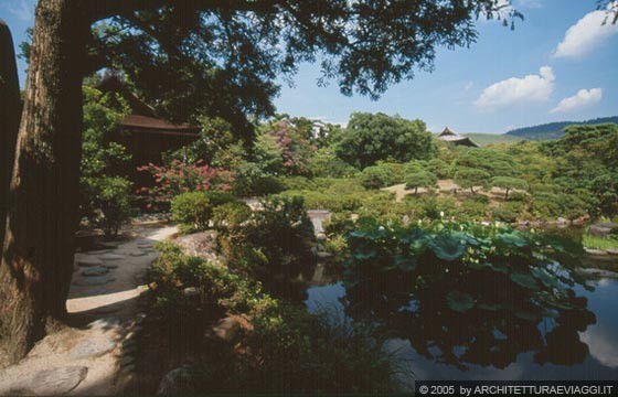 NARA - ISUI-EN: il giardino si perde oltre i confini e il paesaggio circostante ne diventa parte integrante