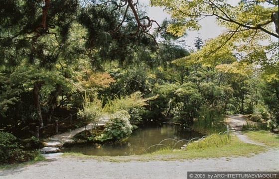 NARA - ISUI-EN: ponticelli e percorsi in pietra lungo il percorso secondo la tradizione dell'arte dei giardini giapponesi