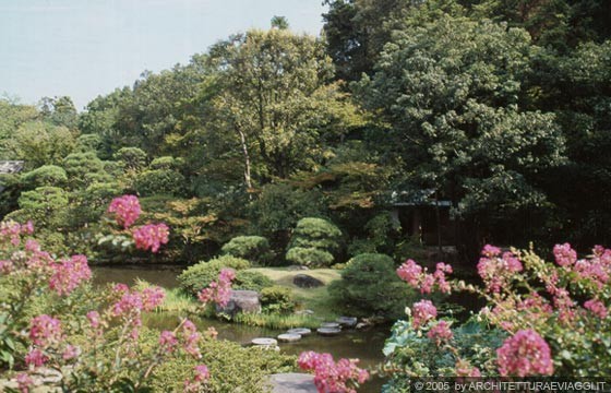 NARA - ISUI-EN - composizioni di fiori in primo piano e sullo sfondo lo stagno e al di là dei confini gli alberi 
