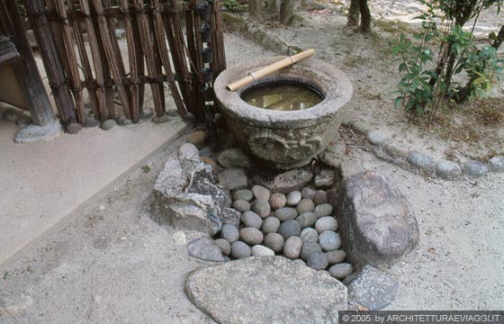 NARA - ISUI-EN - il catino di pietra vicino alla sala da tè
