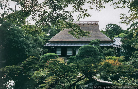 NARA  - ISUI-EN - di fronte alla sala da tè sul fronte opposto uno stagno minore e un padiglione con alta copertura in paglia