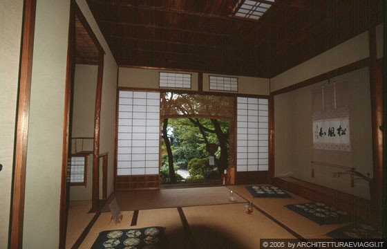 NARA   - ISUI-EN - dall'interno della sala da tè, attraverso gli shoji, si percepisce il giardino in un continuo e meraviglioso rapporto tra interno ed esterno