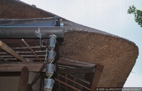 NARA  - ISUI-EN  - particolare del tetto in paglia e del gocciolatoio in rame