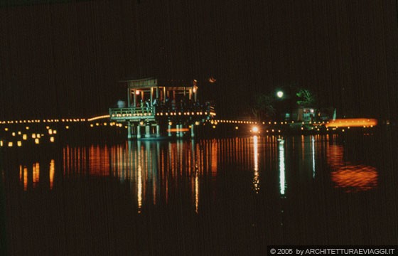 NARA - Ukimido-hall e laghetto Sagi-ike illuminati dalle lanterne dell'OBON 
