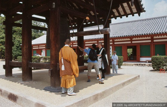 A SUD-OVEST DI NARA  - Yakushi-ji: il 09 agosto rintocchi di campana e raccoglimento per commemorare la bomba atomica su Nagasaki