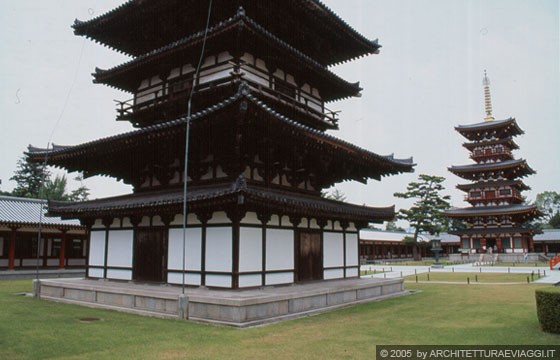 A SUD-OVEST DI NARA   - Yakushi-ji: in primo piano la Pagoda Est e sullo sfondo la Pagoda Ovest
