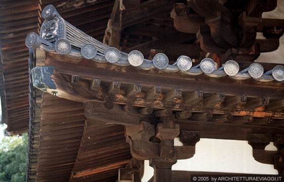 A SUD-OVEST DI NARA  - Yakushi-ji: particolare della copertura della Pagoda Est