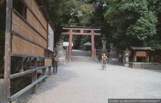 NARA-KOEN - Io con la bicicletta davanti al torii del Kasuga Taisha Shrine