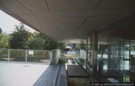 NARA - Museo della Fotografia - la copertura aggettante e le pareti vetrate del piano primo