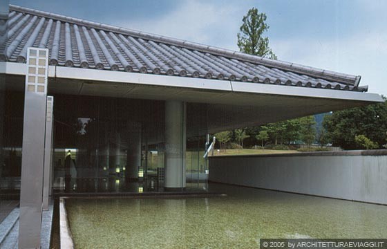 MUSEO DELLA FOTOGRAFIA DI NARA - L'ampia copertura aggettante ispirata alle architetture tradizionali locali, è ricoperta di tegole simili a quelle del periodo di Nara