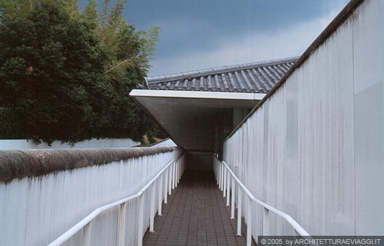 NARA - Museo della Fotografia - questa rampa di accesso laterale consente l'abbattimento delle barriere architettoniche