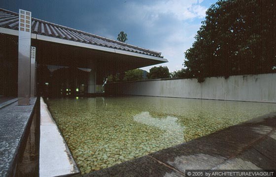 NARA - Museo della Fotografia - lo specchio d'acqua a raso di fronte all'ingresso