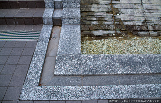 NARA - Museo della Fotografia della città di Nara - particolare dei cordonati in pietra che incanalano l'acqua proveniente dallo specchio d'acqua superiore