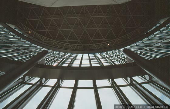 OSAKA - MUSEO SUNTORY - la copertura del volume conico e la grande superficie vetrata verso la baia