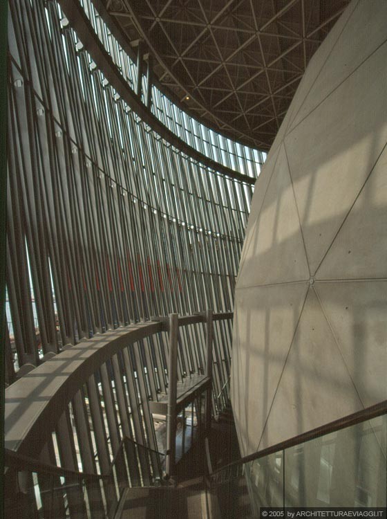 OSAKA - MUSEO SUNTORY - combinazione di luce e ombre prodotte da vari materiali e forme