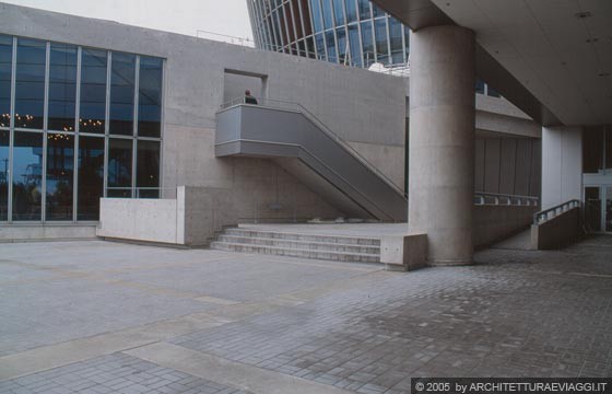 OSAKA - MUSEO SUNTORY: la compenetrazione di volumi e lo spazio esterno