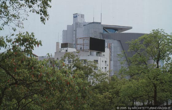 OSAKA - MUSEO SUNTORY: lo sky lounge vetrato all'ultimo piano con terrazza sulla copertura del volume a forma di cono rovesciato