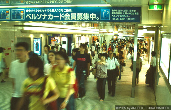OSAKA - Le affollate stazioni della metropolitana