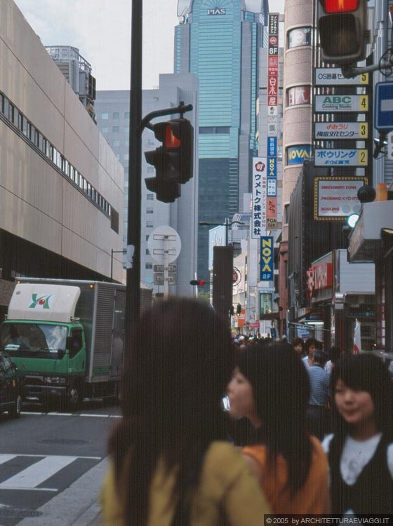 OSAKA - Zona di Kita - verso l'UMEDA SKY BUILDING: il fenomeno urbano giapponese 