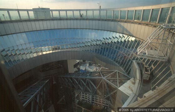 OSAKA  - La piattaforma pubblica di osservazione dell'UMEDA SKY BUILDING è una struttura futuristica con scale mobili in tubi di vetro sospesi sotto un'apertura rotonda