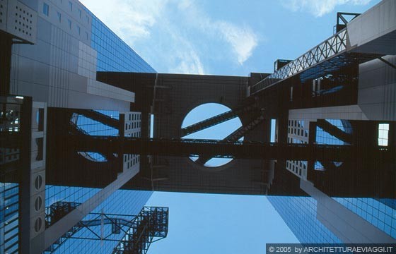 OSAKA   - L'UMEDA SKY BUILDING rappresenta la visione futuristica dell'architettura di Hiroshi Hara