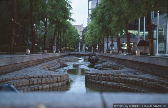 OSAKA  - UMEDA SKY BUILDING - le fontane a raso nei giardini e spazi pubblici che circondano l'Umeda