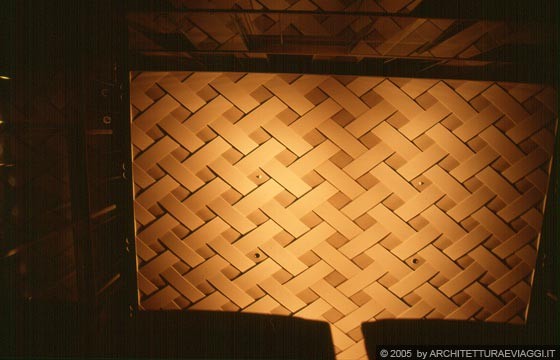 NARA - CONVENTION HALL - la sala dei concerti: soffitto in legno