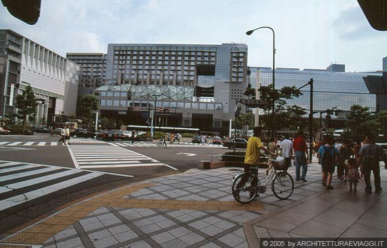 KYOTO - KYOTO JR STATION - sulla piazza antistante le vetrate poligonali formano un insieme di specchi in movimento che riflettono la volta del cielo
