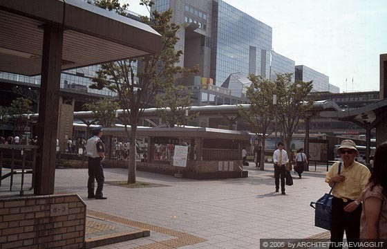 KYOTO - KYOTO JR STATION - piazzale del terminal degli autobus e sulla zona di arrivo dei taxi c