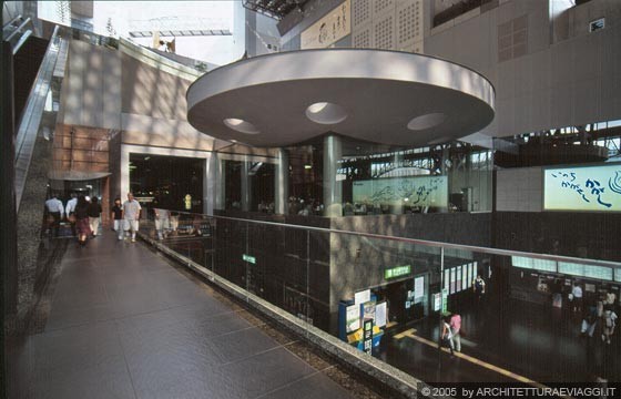 KYOTO JR STATION  - Lato opposto dello scalone monumentale: percorsi sopraelevati danno accesso a ristoranti e bar (come quello sotto la copartura circolare)