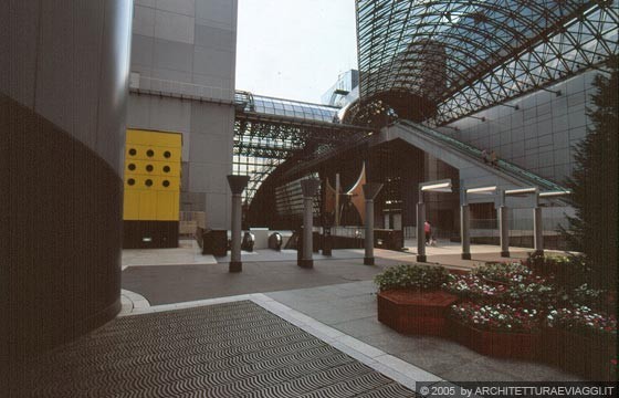 KYOTO - KYOTO JR STATION - la parte est della Stazione è occupata, ai piani superiori, da un grande albergo con una terrazza sopraelevata centrale