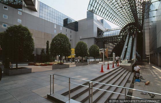 KYOTO JR STATION - Zona est - le scale mobili coperte conducono dalla terrazza sopraelevata alla passerella aerea di collegamento con la zona ovest