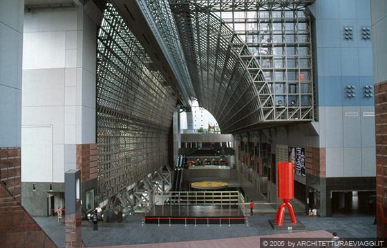 KYOTO JR STATION - Zona ovest: dallo scalone monumentale vista sull'altissimo atrio - galleria con la passerella aerea a quota dell'11° piano