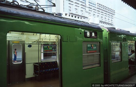 KYOTO - KYOTO JR STATION - un coloratissimo treno verde e sullo sfondo la Stazione
