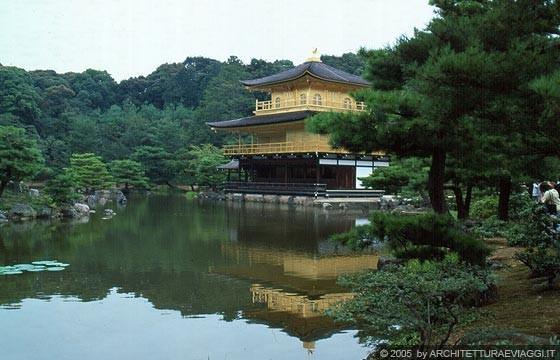 KYOTO NORD-OVEST - Il brillante riflesso del KINKAKU-JI nello specchio d'acqua del lago sullo sfondo del Monte Kinugasa, rappresenta il Paradiso Buddhista