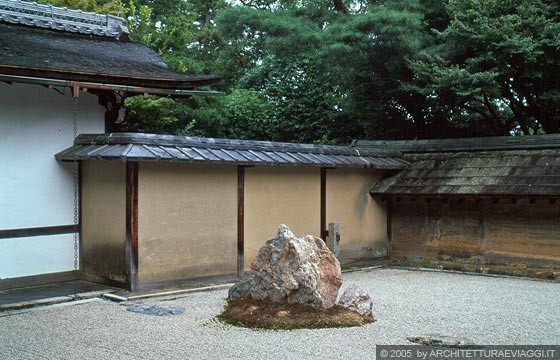 RYOANJI TEMPLE - I kare sansui (i giardini secchi da meditazione curati e sorvegliati da monaci zen) sono giardini fatti per essere guardati da un'unico punto di vista.