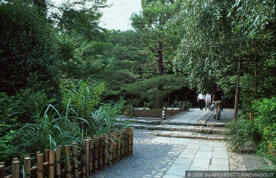 KYOTO NORD-OVEST - Il giardino secco è solo una piccola parte del grande giardino del RYOANJI TEMPLE 
