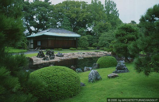 KYOTO CENTRO - CASTELLO NIJO-JO - il Ninomaru Palace Garden fu progettato da Enshu Kobori, con un'insolita e straordinaria varietà di pietre