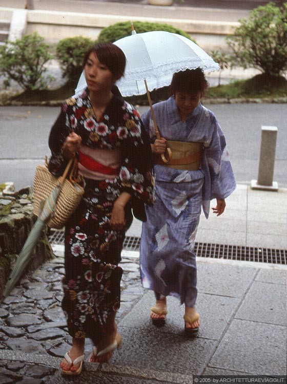 KYOTO EST  - NANZEN-JI - madre e figlia con il tradizionale kimono