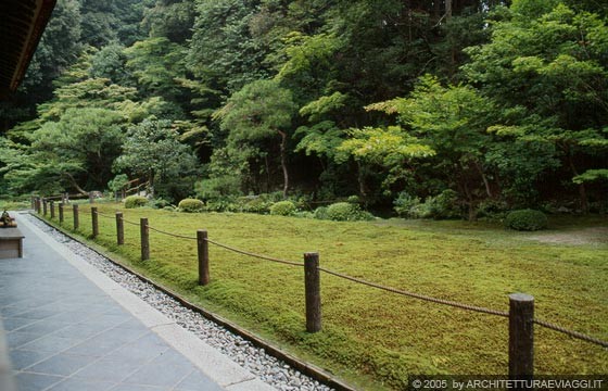 KYOTO EST - NANZEN-IN - giardino di passaggio con stagno: l'ingresso nei pressi del tempio